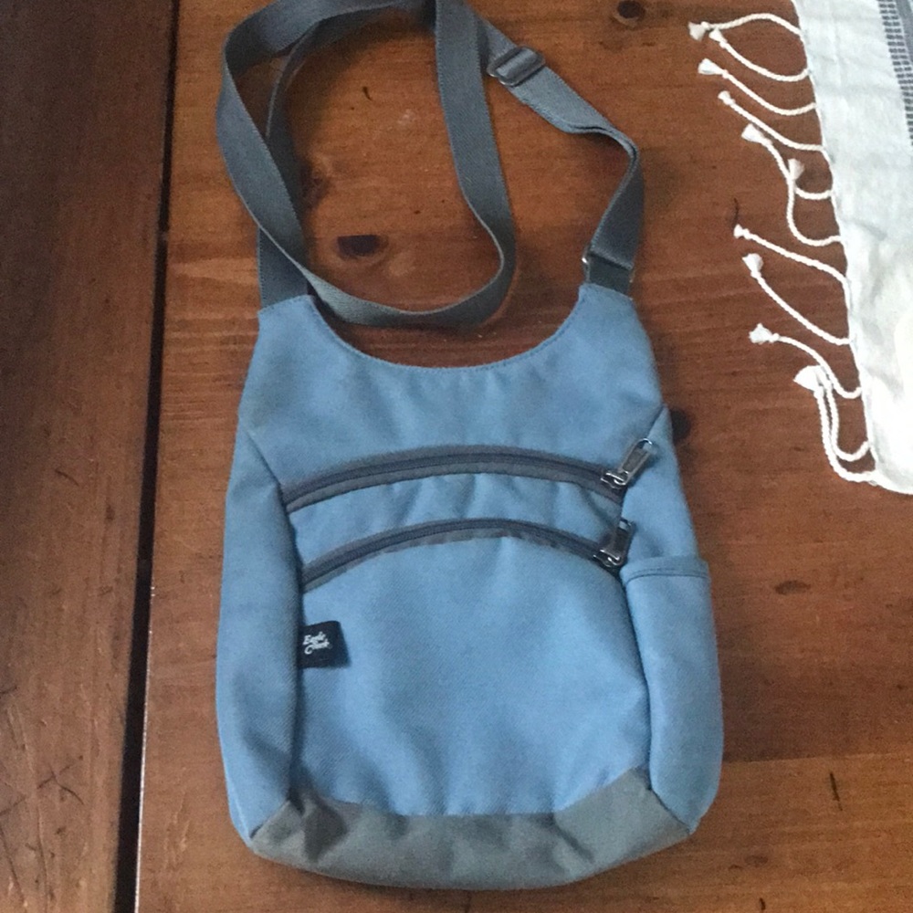 Eagle creek crossbody bag